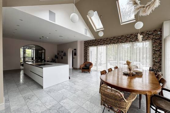 3556M 12 tv drama location house in Manchester open plan kitchen.jpg