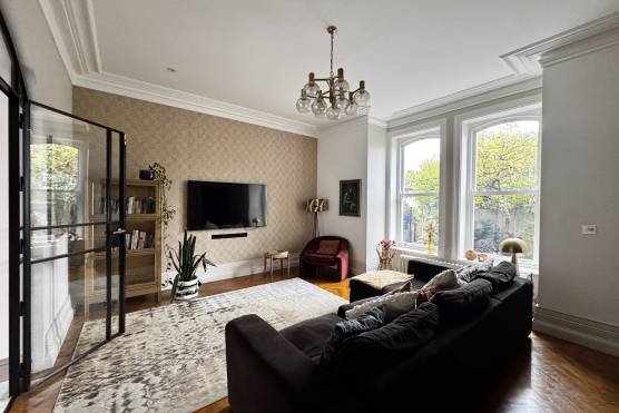 3556M 16 filming location house in Manchester period property living area.jpg