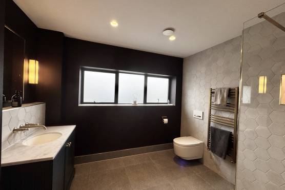 3551C 28 filming location house in Cheshire bathroom.jpg