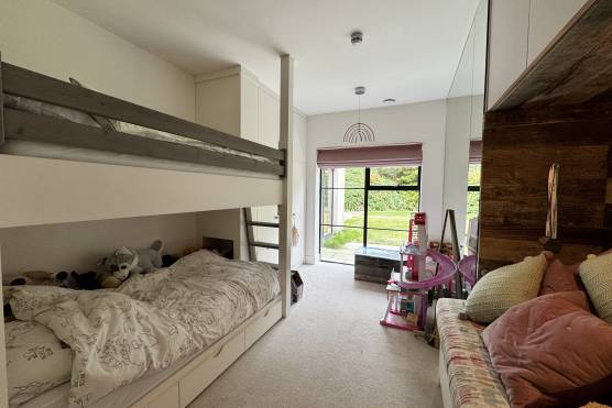3551C 31 filming location house in Cheshire childrens bedroom.jpg