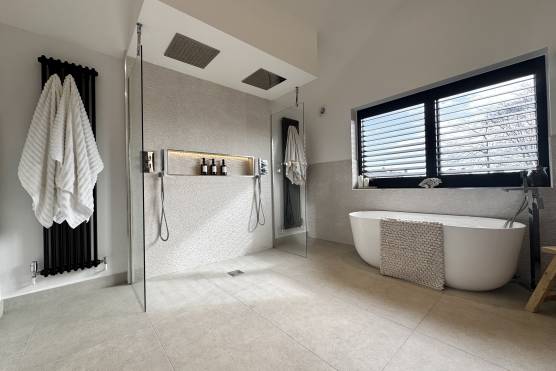 3561V 17 tv drama location house in Merseyside modern bathroom with bath.jpg