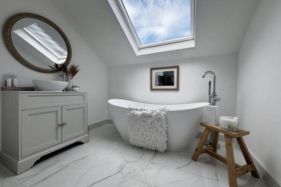 3561V 20 tv drama location house in Merseyside bathroom.jpg