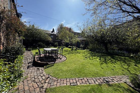 3562N 4 photo shoot location house in North Yorkshire garden.jpg