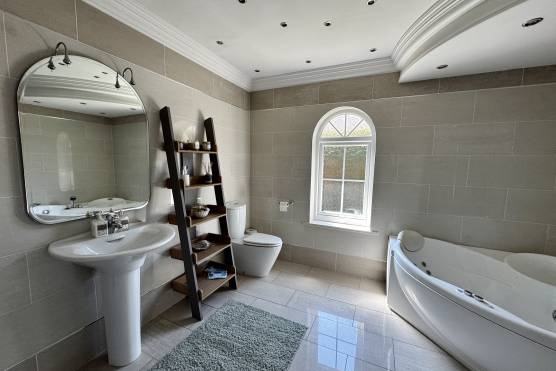 3563E 21 tv drama location house in east yorkshire bathroom.jpg