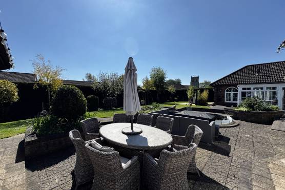 3563E 25 filming location house in east yorkshire garden.jpg