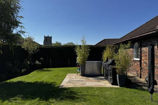3563E 26 tv drama location house in east yorkshire garden.JPG