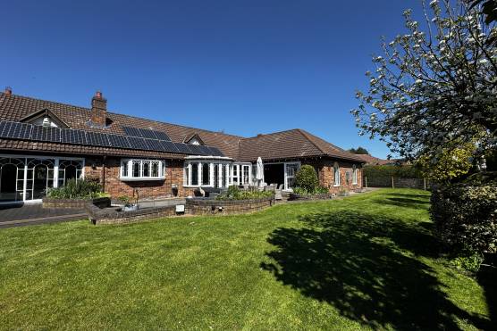 3563E 27 filming location house in east yorkshire garden.JPG
