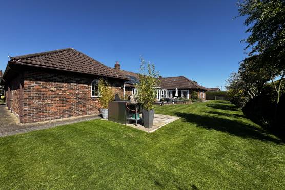 3563E-28-tv-drama-location-house-in-east-yorkshire-garden-.JPG