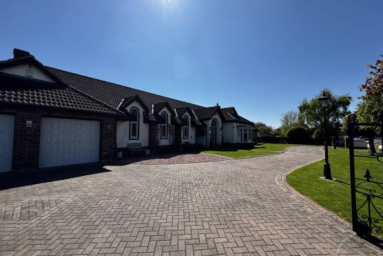 3563E 30 photo shoot location house in east yorkshire bungalow .jpg
