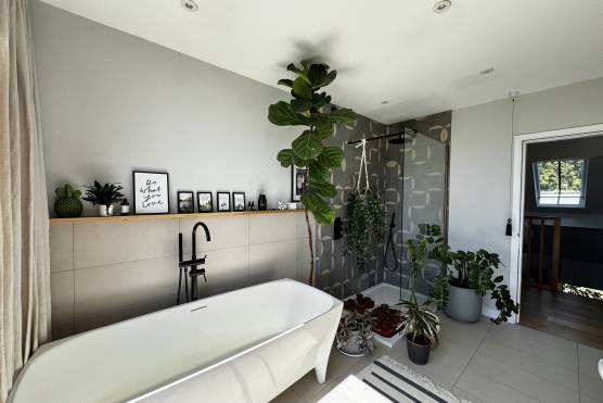 3208N-14-tv-commercial-location-house-in-North-Yorkshire-modern-bathroom.jpg
