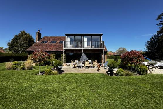 3208N-23-tv-drama-location-house-in-north-yorkshire-garden.JPG