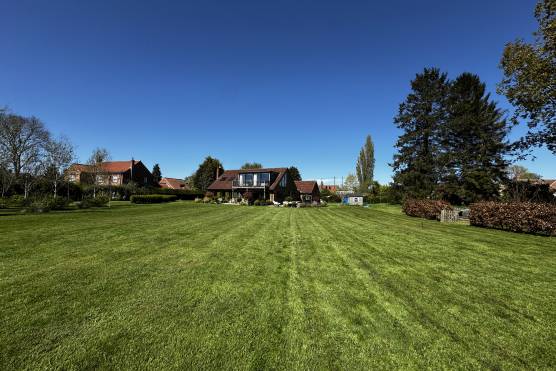 3208N 25 tv shoot location house in North Yorkshire large garden.JPG