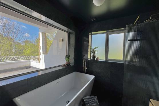 3564W-21-tv-drama-location-house-in-Leeds-bathroom.jpg