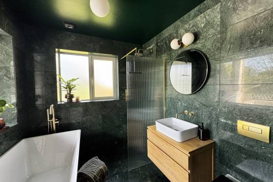 3564W 22 tv commercial location house in Leeds bathroom.jpg