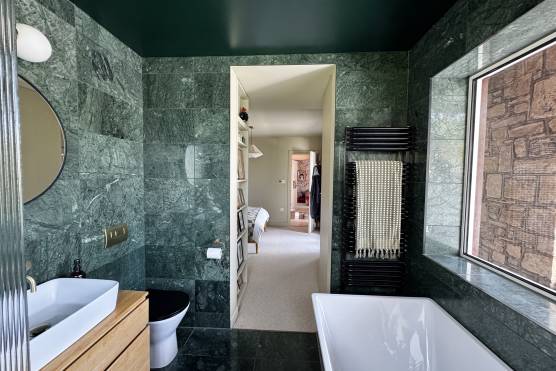 3564W 23 tv drama location house in Leeds bathroom.jpg