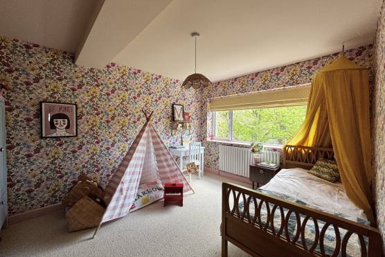3564W 24 photo shoot location house in Leeds girls bedroom.jpg