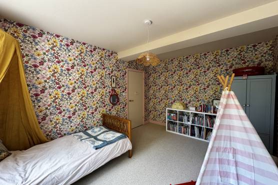 3564W 25 tv drama location house in Leeds girls bedroom.jpg