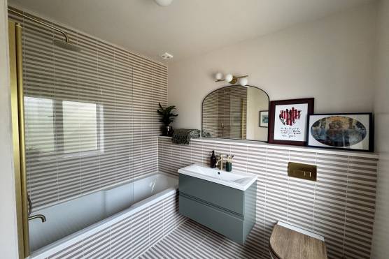 3564W 27 photo shoot location house in Leeds stylish bathroom.jpg