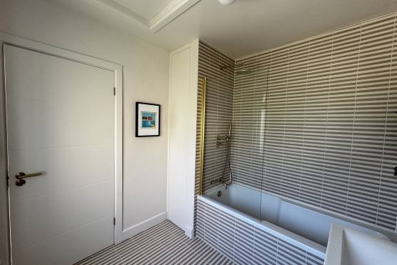 3564W 28 tv shoot location house in Leeds bathroom.jpg