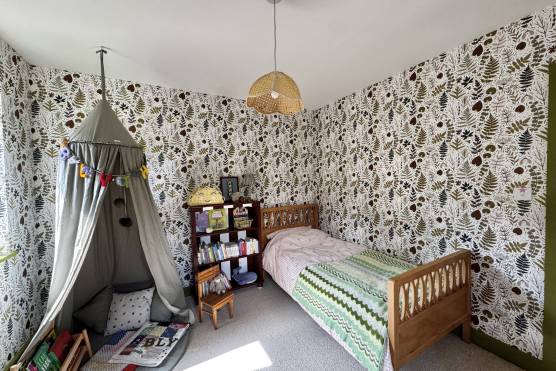 3564W 29 tv drama location house in Leeds childrens bedroom.jpg