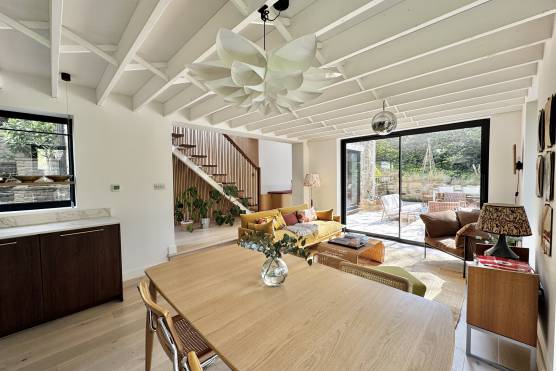 3564W 8 tv drama location house in Leeds open plan kitchen..jpg