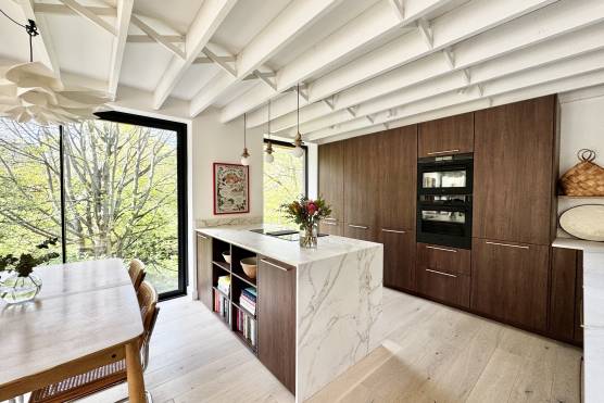 3564W 9 photo shoot location house in Leeds modern open plan kitchen..jpg