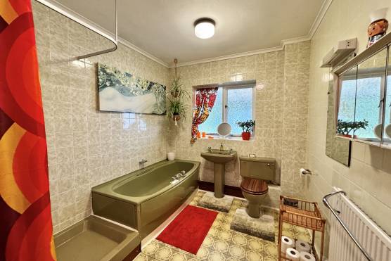 3565L 12 tv drama location house in Lancashire 70s retro bathroom.jpg