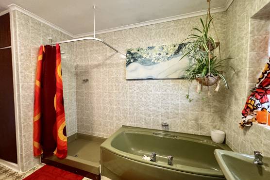 3565L 13 tv shoot location house in Lancashire retro bathroom.jpg
