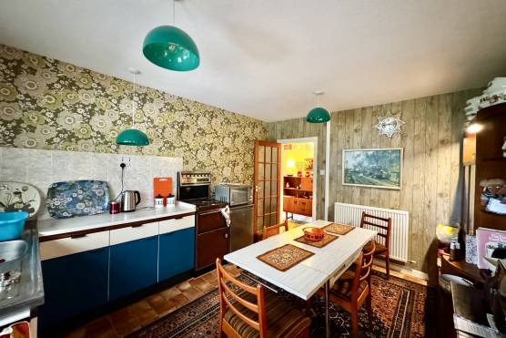 3565L 7 tv drama location house in Lancashire retro 70s kitchen.jpg