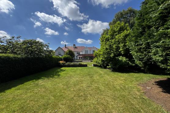3567W 16 photo shoot location house in West Yorkshire family home garden.JPG