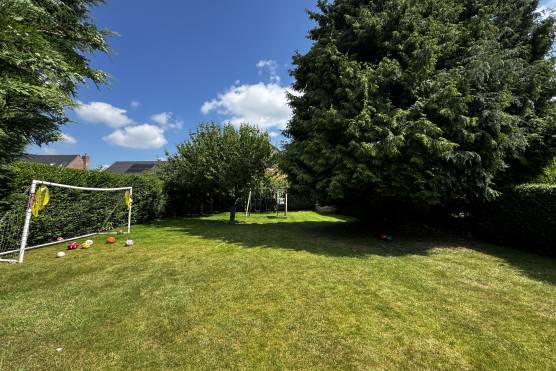 3567W 21 tv commercial location house in West Yorkshire family home garden.JPG