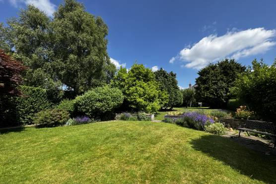 3567W 23 tv shoot location house in West Yorkshire family garden.JPG