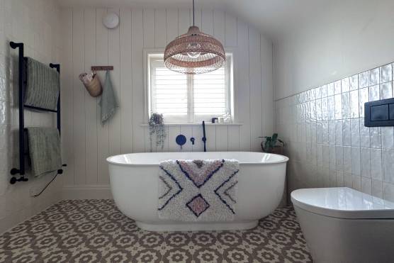 3374W 22 tv drama location house in Leeds bathroom.jpg