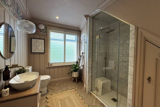 3374W 28 photo shoot location house in Leeds bathroom.jpg