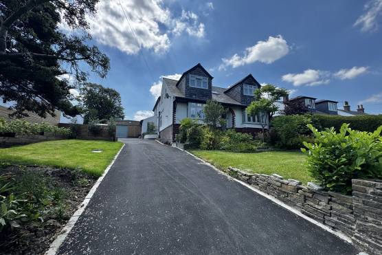 3374W 35 photo shoot location house in Leeds family home.jpg