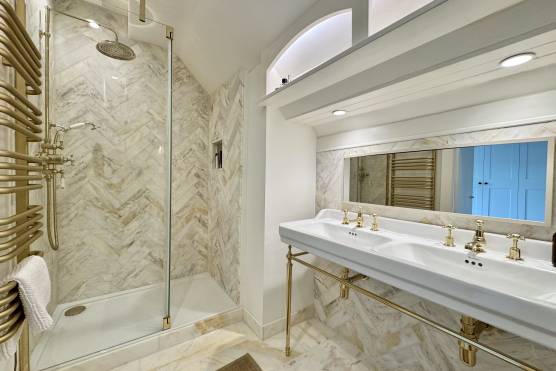 3568W 28 filming location house in West Yorkshire modern bathroom.jpg