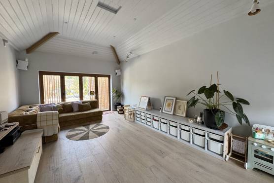 3570V 15 tv drama location house in Merseyside New England style living area.jpg
