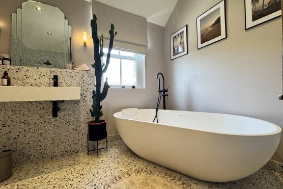 3570V 24 tv shoot location house in Merseyside bathroom.jpg
