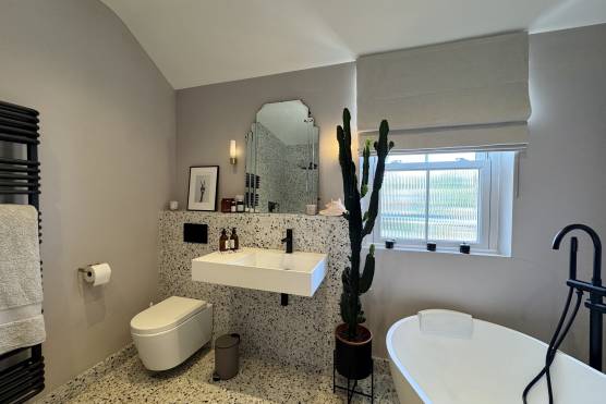 3570V 25 tv drama location house in Merseyside bathroom.jpg