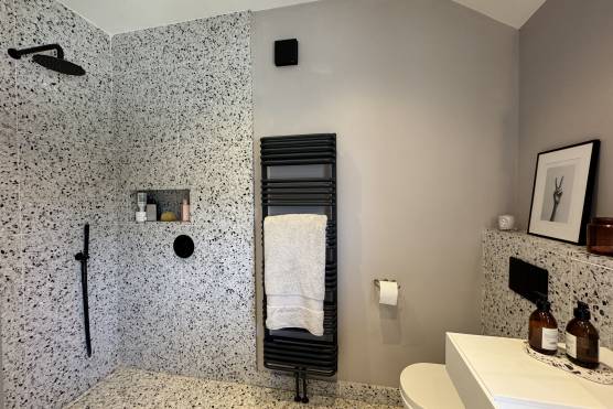 3570V 26 tv shoot location house in Merseyside bathroom.JPG