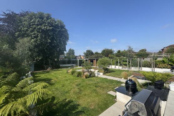 3570V 37 tv drama location house in Merseyside garden.JPG