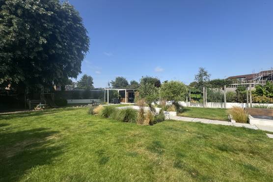 3570V-38-tv-shoot-location-house-in-merseyside-garden.JPG