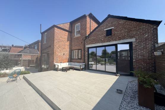 3570V 40 tv commercial location house in Merseyside garden patio.JPG