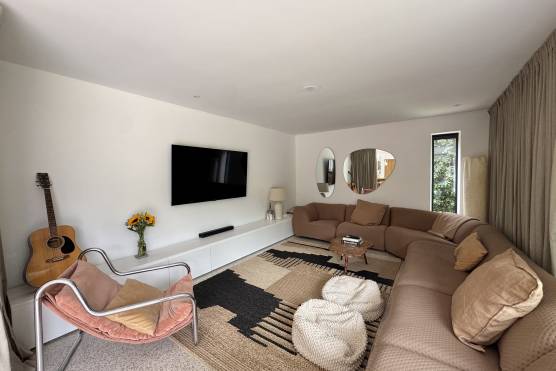 3571V 11 filming location house in Merseyside living room.jpg