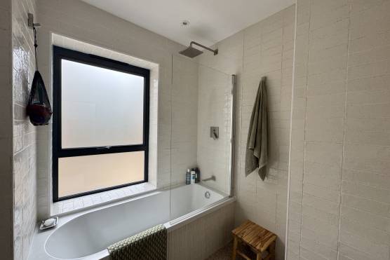 3571V 20 tv drama location house in Merseyside bathroom.jpg