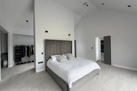 3572C 19 tv drama location house in Cheshire modern high ceiling befroom...jpg