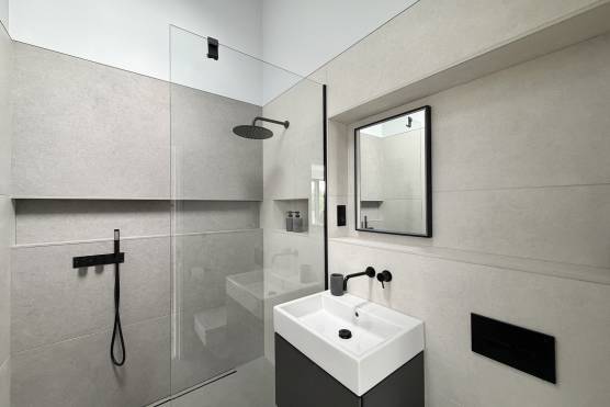 3572C 33 photo shoot location house in Cheshire bathroom...jpg