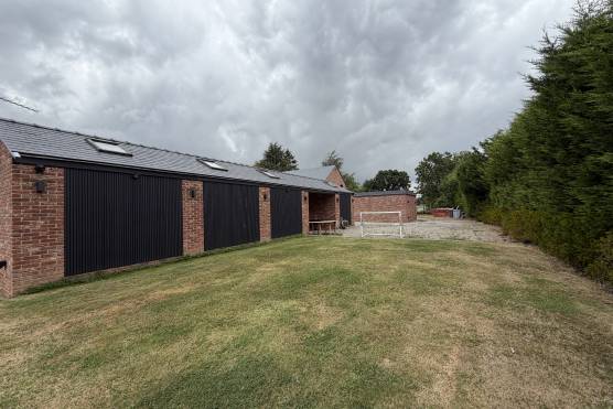3572C 47 filming location house in Cheshire outbuildings.JPG