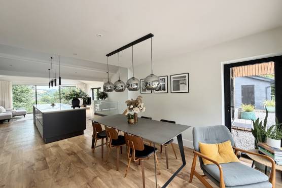 3573C 12 tv drama location house in Cheshire modern open plan dining area.jpg