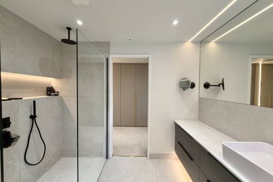 3573C 17 filming location house in Cheshire modern bathroom with shower.jpg